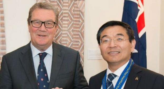 Max Lu receiving Australian award