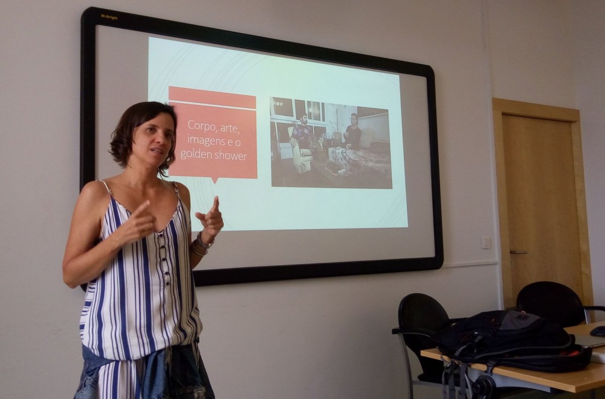 Adriana Gehres presenting at a seminar
