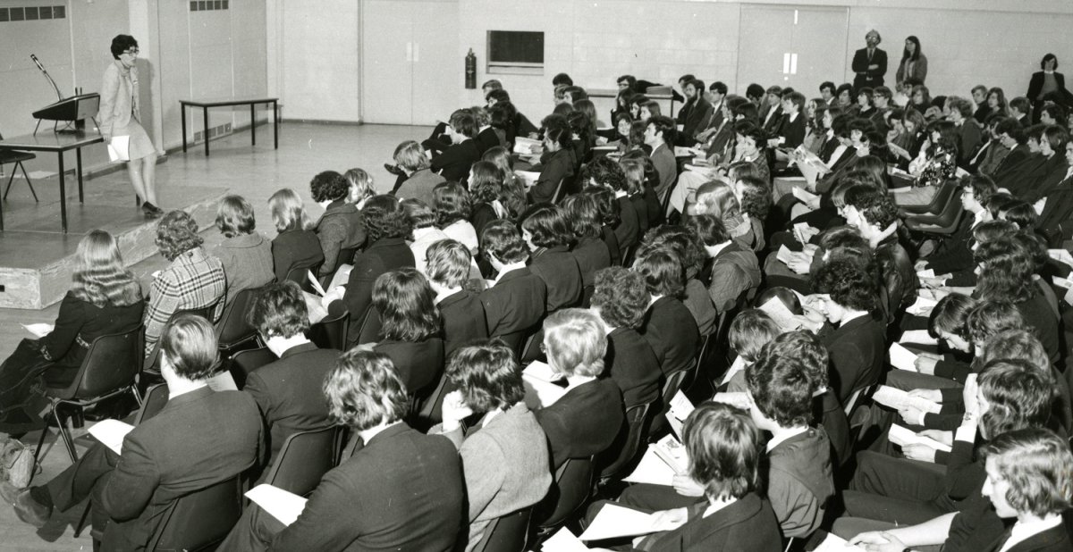 Daphne Jackson in lecture theatre