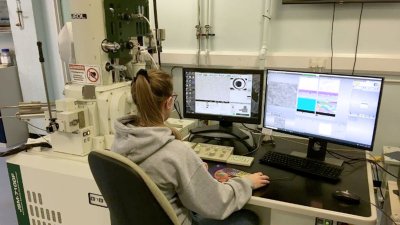 Student using the JEOL JSM-7100F scanning electron microscope