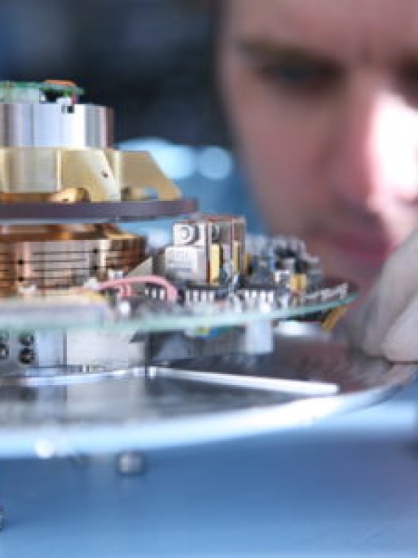 Beam tracking antennas for NGSO satellites