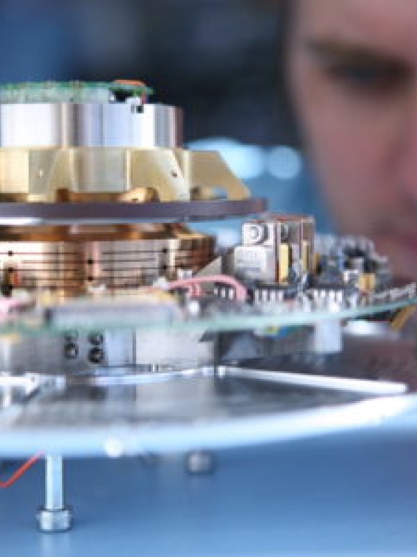 Beam tracking antennas for NGSO satellites
