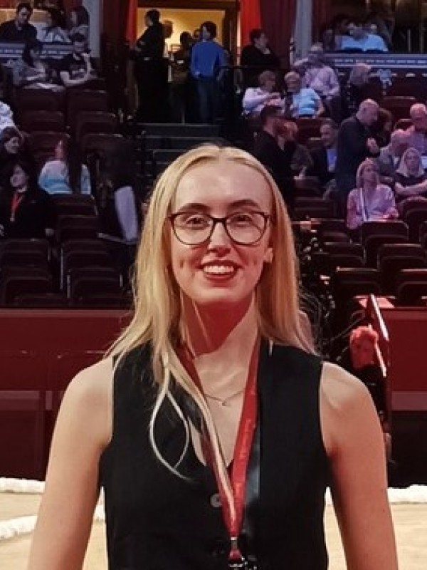 Vickie profile image