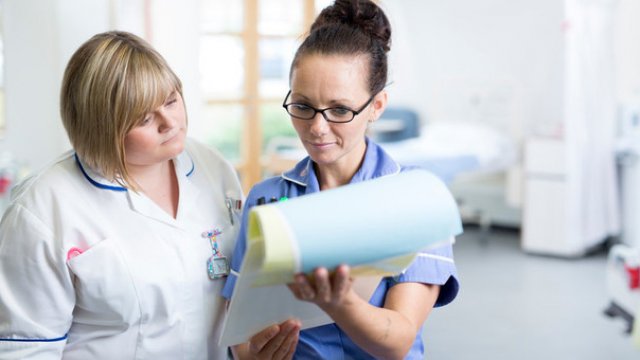 A student nurse and supervisor on the ward 