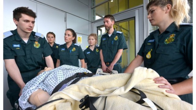 paramedics training using dummie