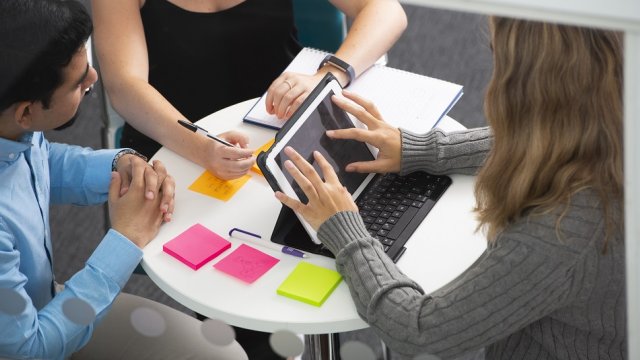 Students_around_desk
