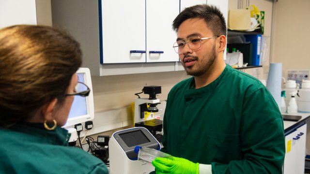 Isaiah Ting speaking with his supervisor in the lab