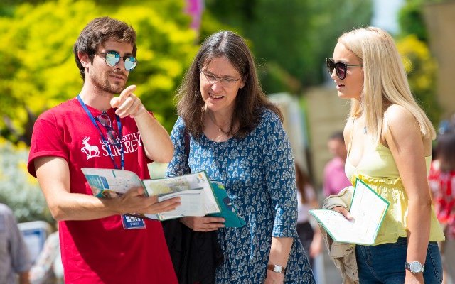 Student helps prospective student find their way round campus 