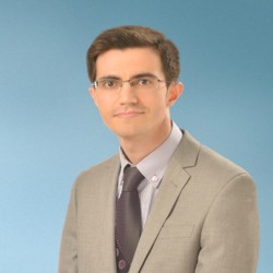 Portrait photo of Orhan Yazar