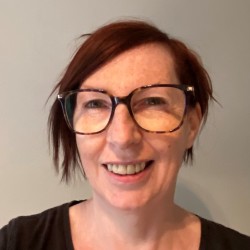 head and shoulders photo of Dr Tracey Robertson