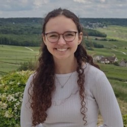 Photo of Olivia - Brown, curly hair and glasses