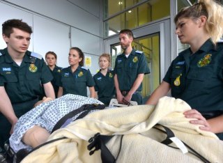 paramedics training using dummie