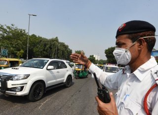 A traffic police man uses pollution mask near Rail Bhawan, Rafi Marg in New Delhi, India.(Sonu Mehta/HT PHOTO)