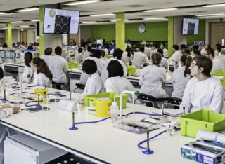 Students in a biology class in the Innovation for Health building