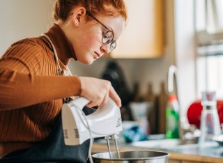 Person using an electric whisk