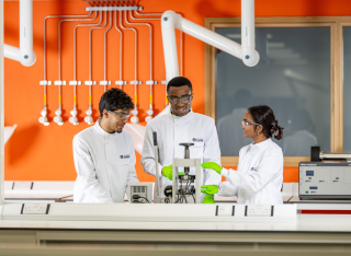 Students work together in a Chemistry lab