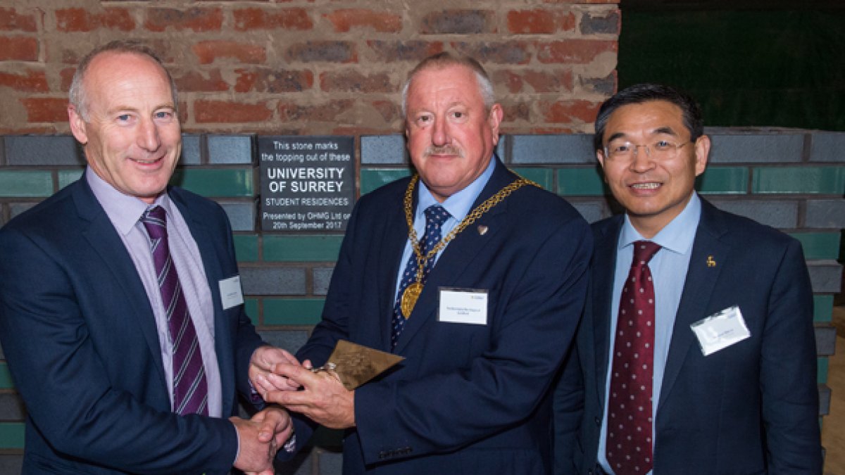 Vice chancellor Max Lu shaking hands with Councillor Nigel Manning at the topping out ceremony