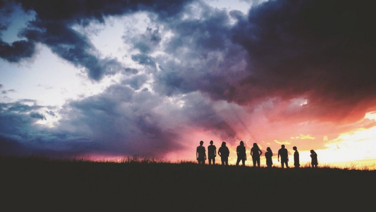 Silhouettes of women