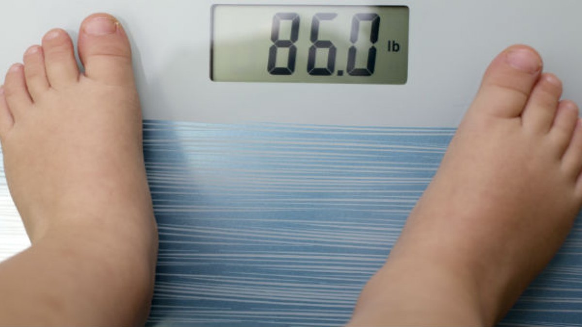 child feet on scales