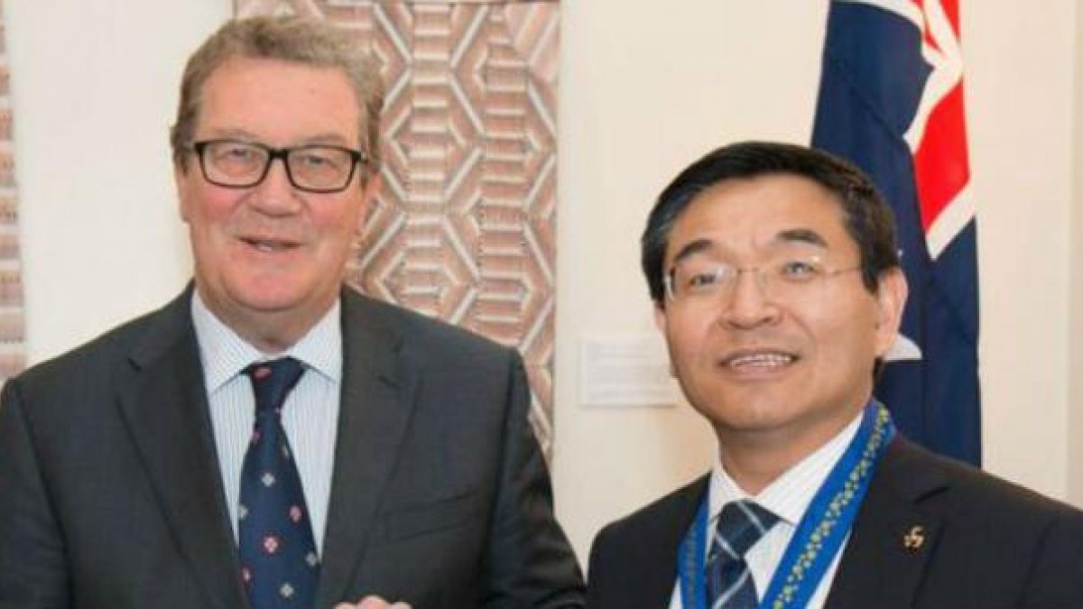 Max Lu receiving Australian award