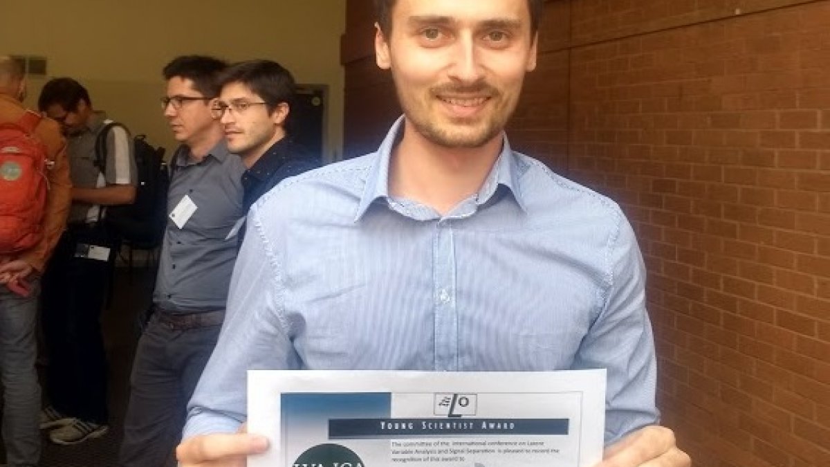 Lucas Rencker with his best student paper award
