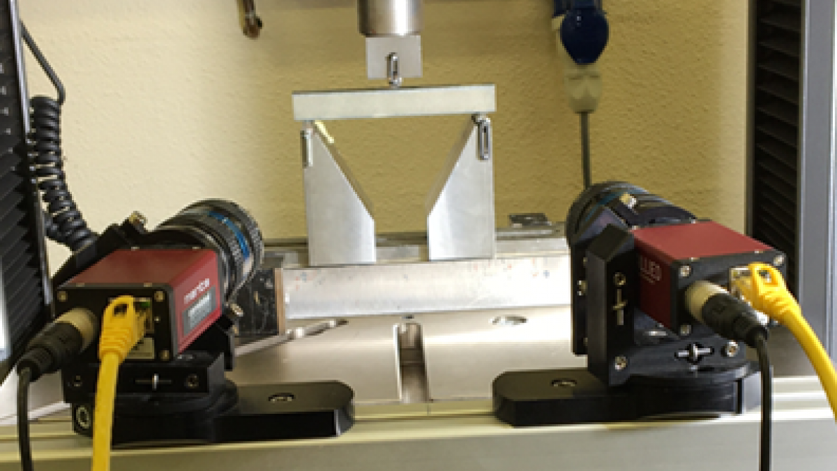 Demonstration of DIC set-up with two cameras for 3D imaging.