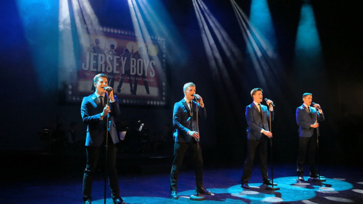 Students-singing-on-stage Thumbnail