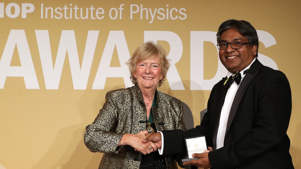 Professor Ravi Silva receives IoP Award