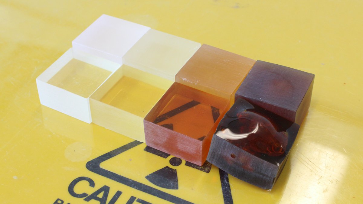 Plastic scintillator samples with increased absorbed radiation dose
