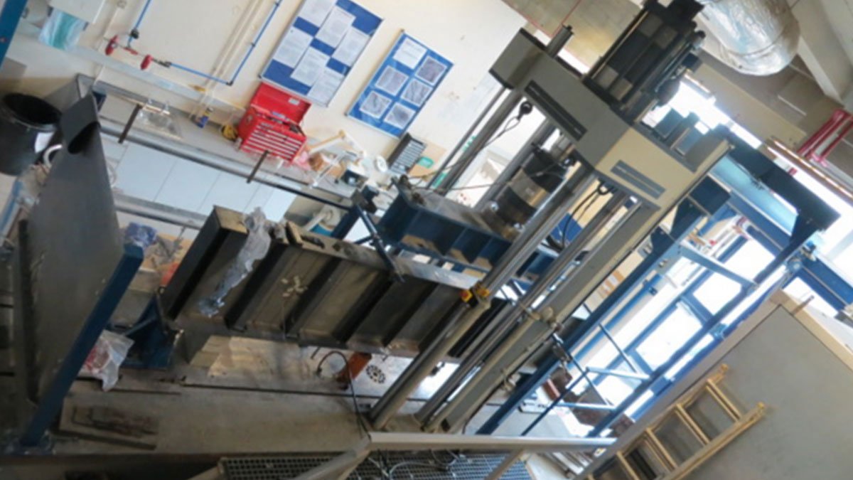 1 MN test frame undertaking a fatigue test