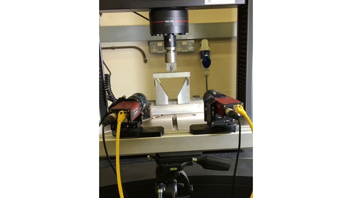 Stereo camera set up for 3D digital image correlation