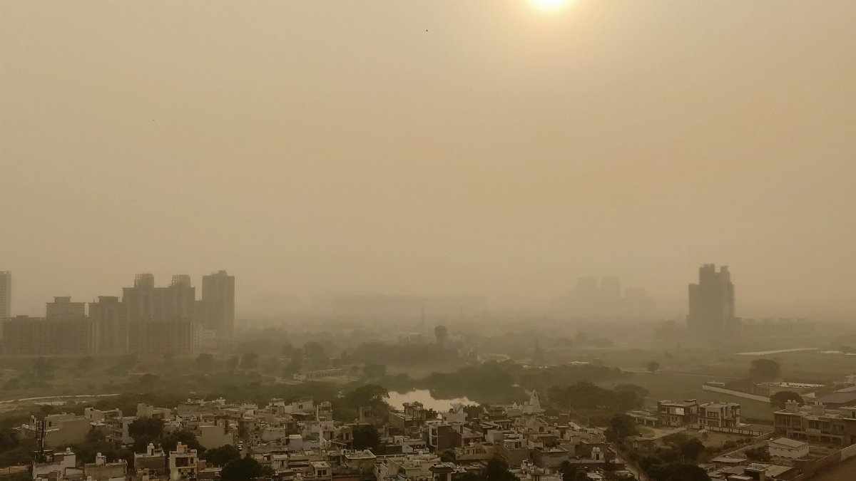 New Delhi city with lots of pollution