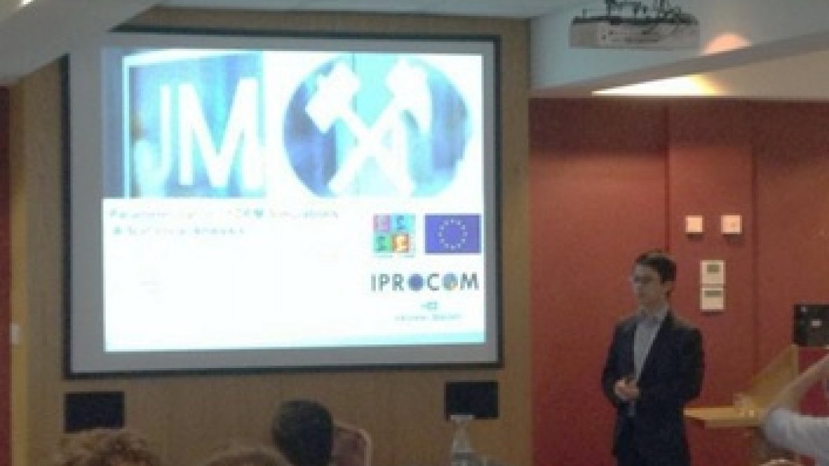 Zilin Yan presenting at the Forum