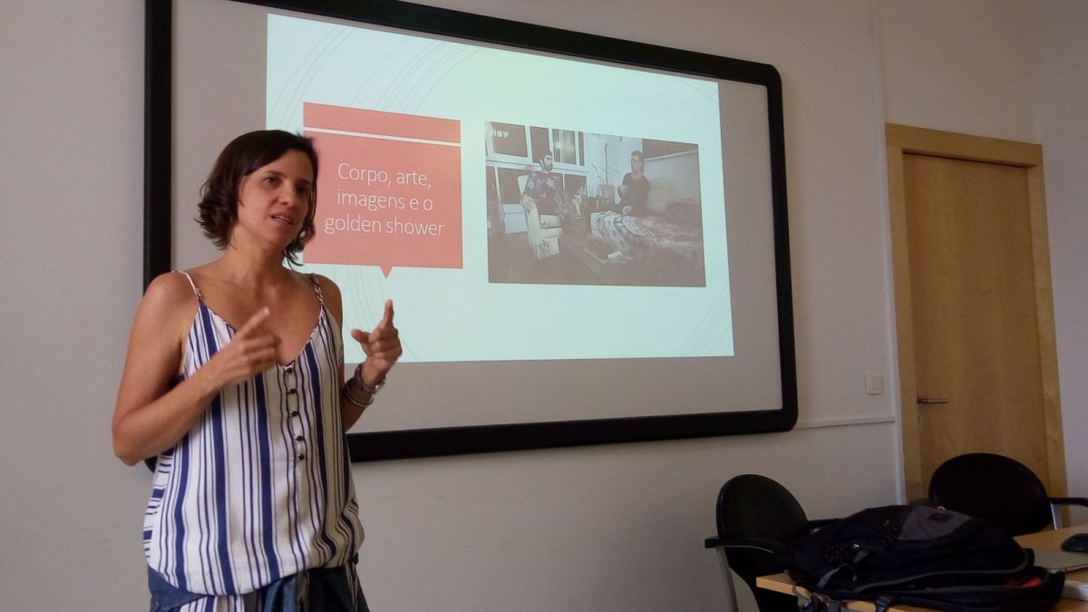 Adriana Gehres presenting at a seminar