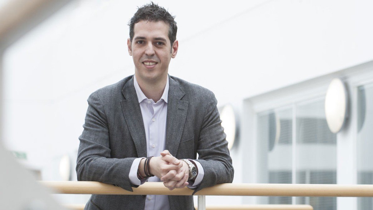 senior lecturer in european politics