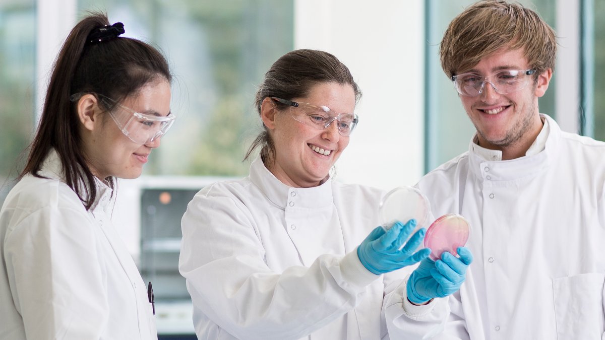 Dr Alison Cottell showing students petri dish