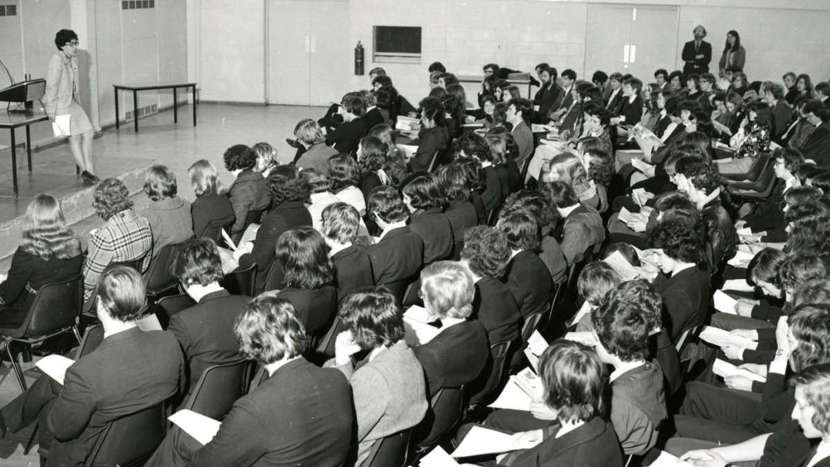 Daphne Jackson in lecture theatre