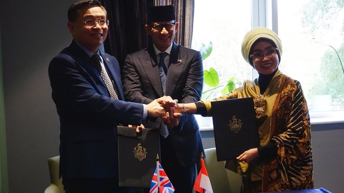 Deputy Minister for Strategic Policy Nia Niscaya signs agreement with University of Surrey Vice-Chancellor and President Max Lu
