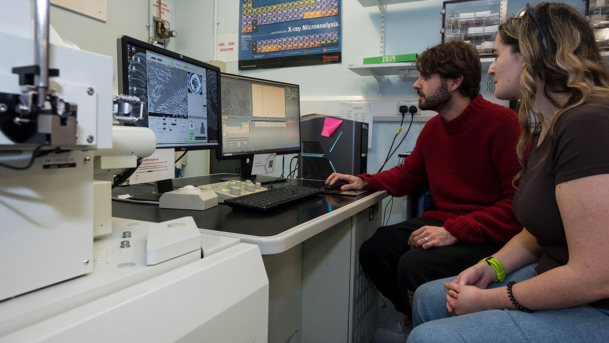 JEOL JSM-7100F Scanning Electron Microscope
