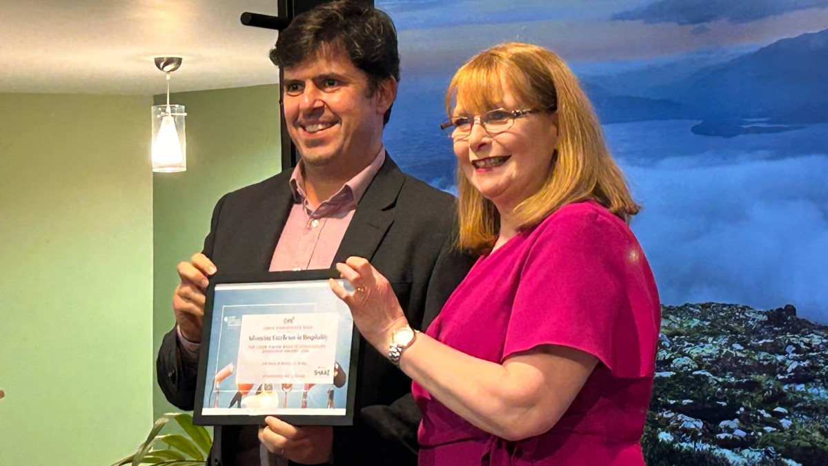 Dr Pablo Pereira-Doel receiving the 2026 CHME/CoSTAR Rising Star award 