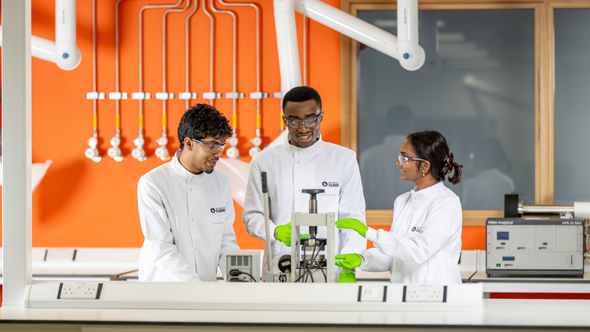 Students work together in a Chemistry lab